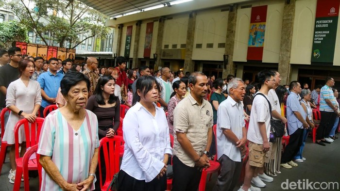 Umat Katolik mengikuti misa Paskah di Gereja Katedral, Jakarta, Minggu (5/4/2026).