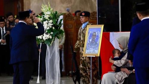 Presiden Prabowo memberikan penghormatan terakhir kepada prajurit TNI yang gugur di Lebanon