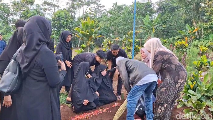 Prosesi pemakaman Dadang (58), pemilik hajatan yang meninggal dikeroyok preman di Purwakarta, Minggu (5/4/2026)