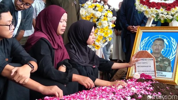 Prosesi pemakaman Serka Anumerta Muhammad Nur Ichwan di Taman Makam Pahlawan (TMP) Giri Dharmoloyo II Cawang Magelang, Minggu (5/4/2026). Prosesi pemakaman Serka Anumerta Muhammad Nur Ichwan di Taman Makam Pahlawan (TMP) Giri Dharmoloyo II Cawang Magelang, Minggu (5/4/2026).