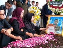 Video Tangis Duka Istri di Pemakaman Serka Ichwan