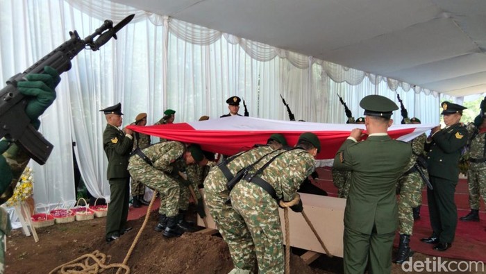 Prosesi pemakaman Serka Anumerta Muhammad Nur Ichwan di Taman Makam Pahlawan (TMP) Giri Dharmoloyo II Cawang Magelang, Minggu (5/4/2026).