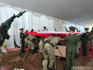 Serka Ichwan Dimakamkan di TMP Magelang, Istri Menangis di Pusara