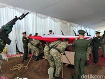 Serka Ichwan Dimakamkan di TMP Magelang, Istri Menangis di Pusara