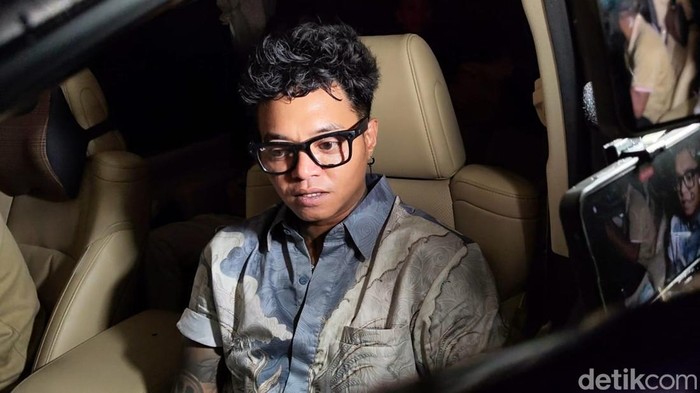 Fuji hadiri tedak siten anak Erika Carlina bersama Gala.