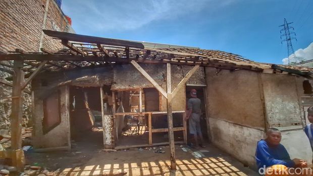 Rumah reyot Saparudin yang ditinggali 12 orang di Cileunyi, Kabupaten Bandung