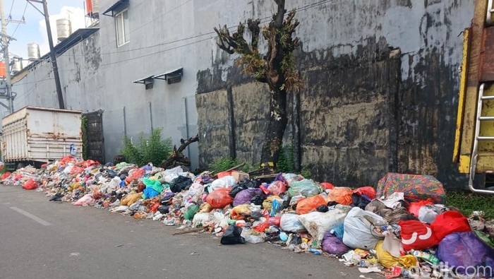 Sampah menumpuk di Jalan Teuku Umar Makassar.