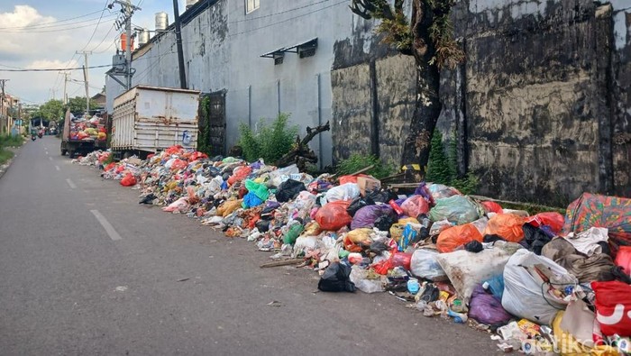 Sampah menumpuk di Jalan Teuku Umar Makassar.