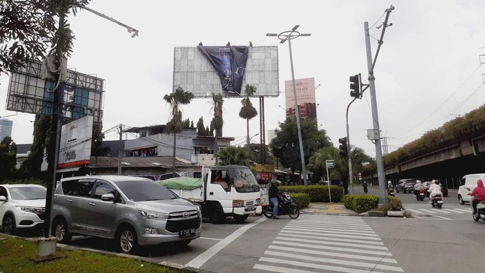 Satpol PP DKI turunkan baliho bertuliskan Aku Harus Mati. (Dok. ist)