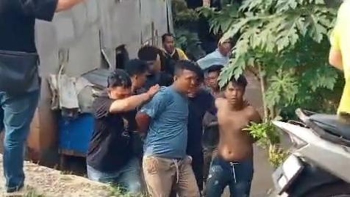 Satres Narkoba Polres OKU Timur gerebek rumah bandar narkoba