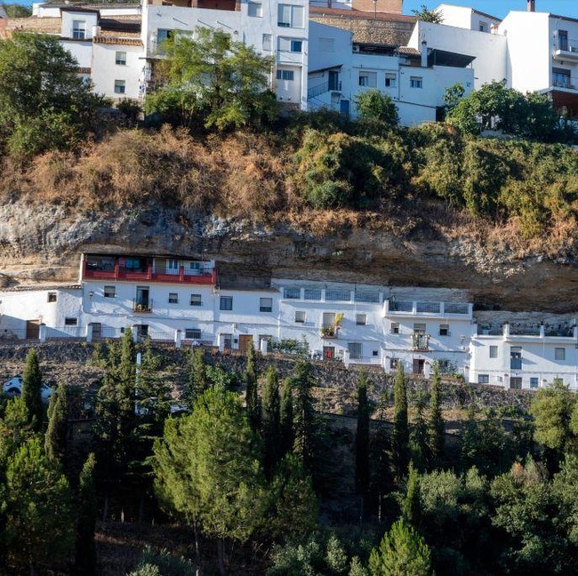 Melihat Uniknya Desa di Spanyol yang Tampak Seperti Tertimpa Batu