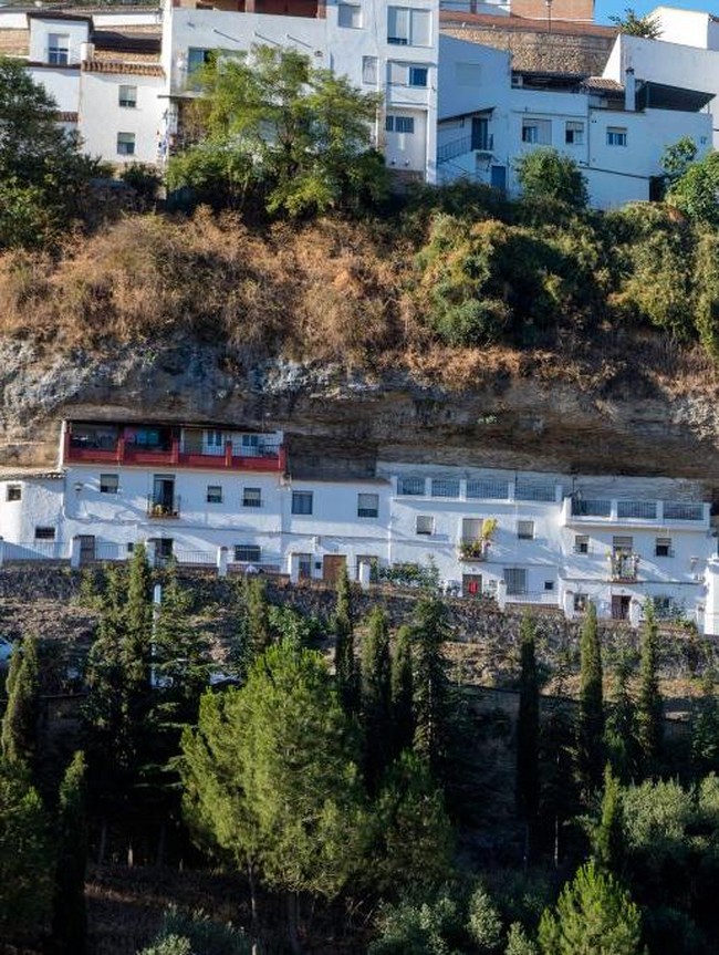 Melihat Uniknya Desa di Spanyol yang Tampak Seperti Tertimpa Batu