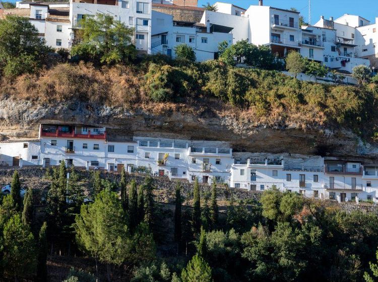 Melihat Uniknya Desa di Spanyol yang Tampak Seperti Tertimpa Batu