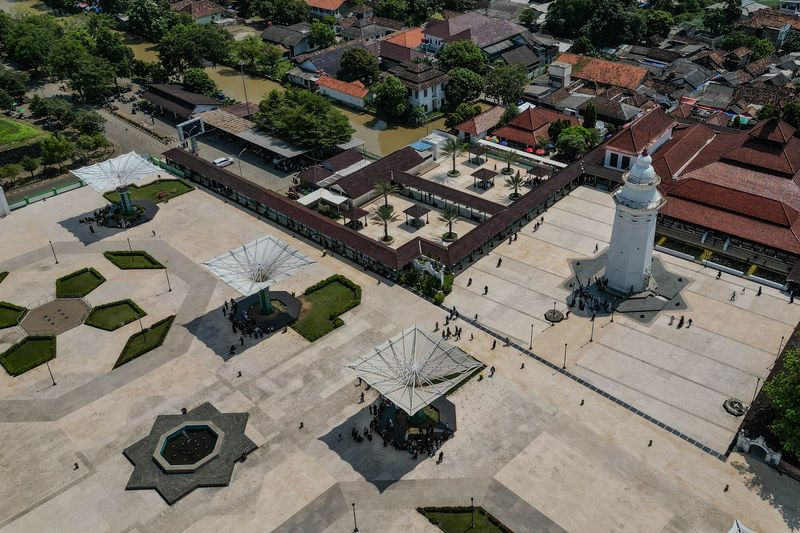 Pengunjung berkumpul di kompleks Masjid Agung Banten, Serang, Banten, Jumat (3/4/2026). Pemprov Banten berencana melanjutkan program strategis revitalisasi kawasan Banten Lama peninggalan Kesultanan Banten meliputi bangunan Keraton Surosowan yang dibangun sekitar tahun 1552 serta Masjid Agung Banten yang didirikan tahun 1556 sebagai upaya mendongkrak potensi pariwisata budaya, sejarah, dan religi peninggalan kejayaan masa lampau. ANTARA FOTO/Muhammad Bagus Khoirunas/tom.