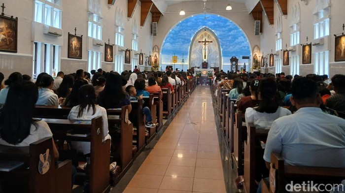Suasana Paskah di Katedral Medan.