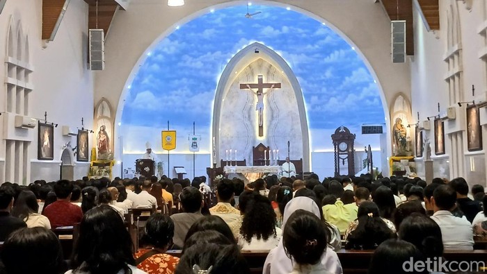 Suasana Vigili Paskah di Gereja Katolik Katedral Medan, Sabtu (4/4/2026). (Foto: Juita Sinuhaji/detikSumut)