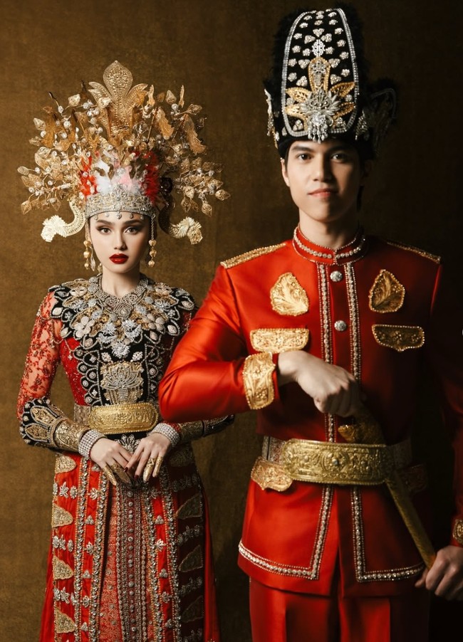 Hari bahagia Syifa Hadju dan El Rumi tampaknya sudah semakin dekat. Melalui akun Instagram pribadinya, Syifa kembali membagikan hasil pemotretan prewedding dirinya dan El. Kali ini dengan mengenakan pakaian adat Gorontalo. Foto: Instagram/@thebridestory
