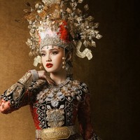 Syifa tampil memukau dengan mahkota besar penuh ornamen bunga dan ukiran khas. Diketahui busana adat yang dikenaka Syifa merupakan rancangan Studio BOH. Foto: Instagram/@thebridestory