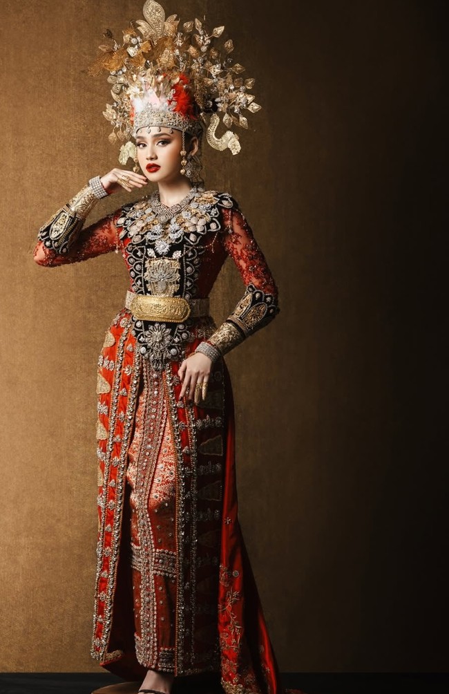 Penampilan Syifa sendiri tampak begitu memukau lengkap dengan aksesori khas wanita Gorontalo.  Foto: Instagram/@thebridestory