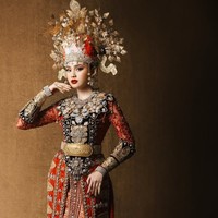 Penampilan Syifa sendiri tampak begitu memukau lengkap dengan aksesori khas wanita Gorontalo.  Foto: Instagram/@thebridestory