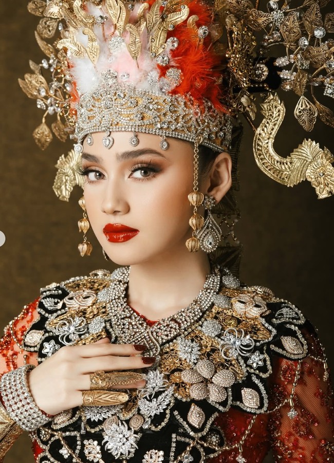 Melengkapi penampilannya, Syifa memilih riasan bold dengan lipstik merah glossy. Untuk riasannya, Syifa mempercayakan pada MUA langganan artis, Bennu Sorumba. Foto: Instagram/@thebridestory