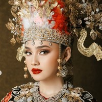 Melengkapi penampilannya, Syifa memilih riasan bold dengan lipstik merah glossy. Untuk riasannya, Syifa mempercayakan pada MUA langganan artis, Bennu Sorumba. Foto: Instagram/@thebridestory