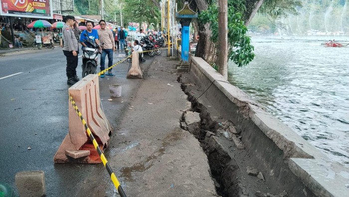 Talud Telaga Ngebel Ponorogo yang longsor.