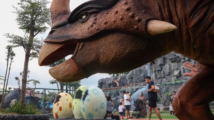 Pengunjung menikmati suasana taman dinosaurus di objek wisata Main Air di Kabupaten Gowa, Sulawesi Selatan, Minggu (5/4/2026). Objek wisata bernuansa taman dinosaurus yang dilengkapi berbagai wahana permainan tersebut menjadi tujuan wisatawan saat libur hari Paskah dan akhir pekan dengan jumlah kunjungan lebih dari 500 orang per hari. ANTARA FOTO/Arnas Padda/nym.