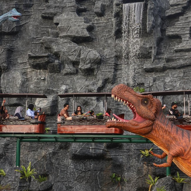 Taman Dinosaurus Jadi Magnet Wisata Keluarga