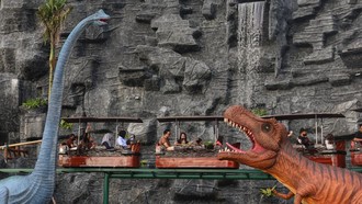 Taman Dinosaurus Jadi Magnet Wisata Keluarga