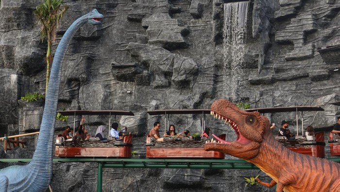 Pengunjung menikmati suasana taman dinosaurus di objek wisata Main Air di Kabupaten Gowa, Sulawesi Selatan, Minggu (5/4/2026). Objek wisata bernuansa taman dinosaurus yang dilengkapi berbagai wahana permainan tersebut menjadi tujuan wisatawan saat libur hari Paskah dan akhir pekan dengan jumlah kunjungan lebih dari 500 orang per hari. ANTARA FOTO/Arnas Padda/nym.