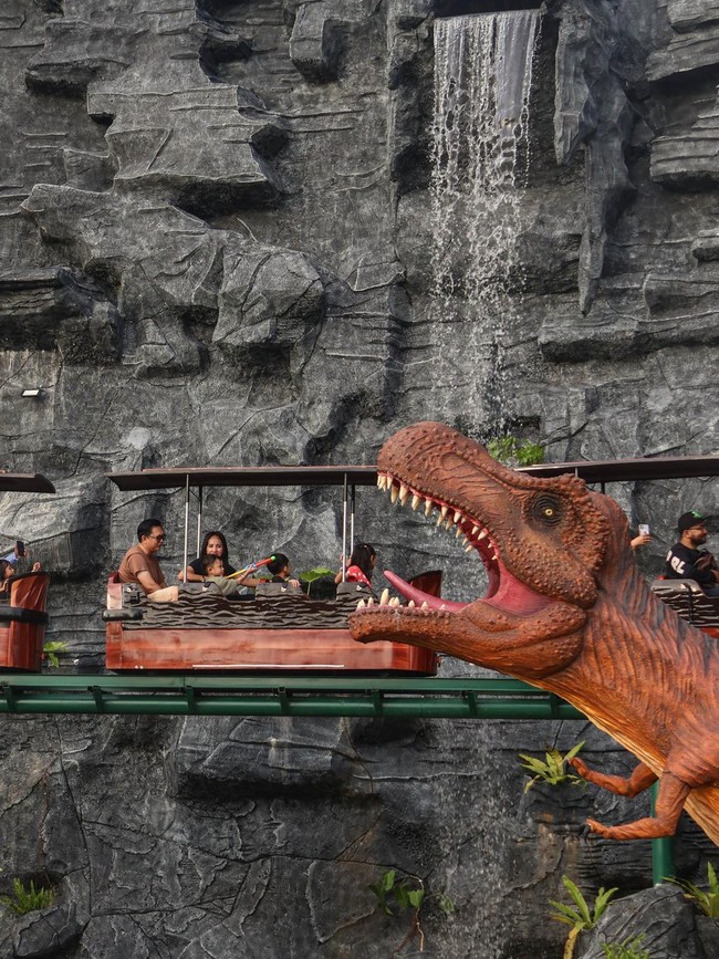Taman Dinosaurus Jadi Magnet Wisata Keluarga