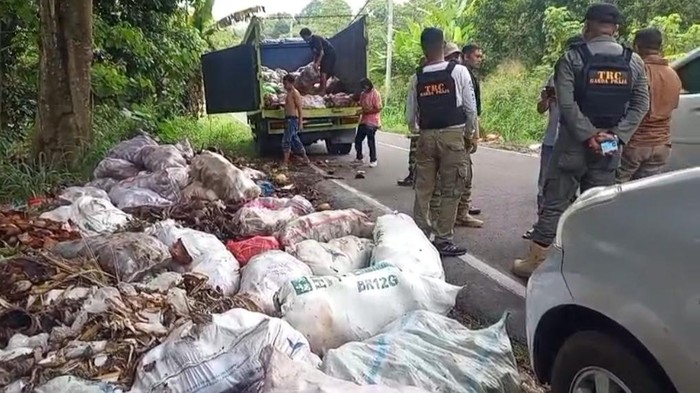 Tiga pria di Pandeglang tertangkap basah buang sampah sembarang