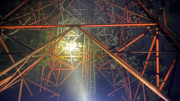 Tim SAR mengevakuasi pemuda yang hendak bunuh diri diduga karena masalah asmara di Desa Pegalongan, Kecamatan Patikraja, Kabupaten Banyumas.