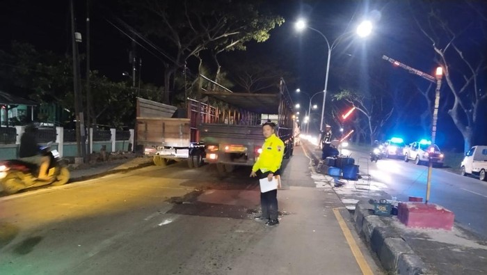 TKP pak ogah tewas saat hendak seberangkan mobil di Pantura Demak - Kudus Km 35+700, Desa Gajah, Kecamatan Gajah, Kabupaten Demak.