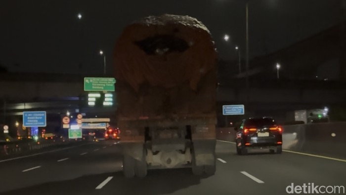 Truk Tanpa Lampu Belakang di Tol
