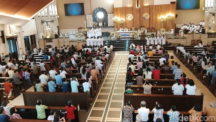 Umat Katolik melakukan ibadah Pascah di Gereja Santo Yoseph Palembang