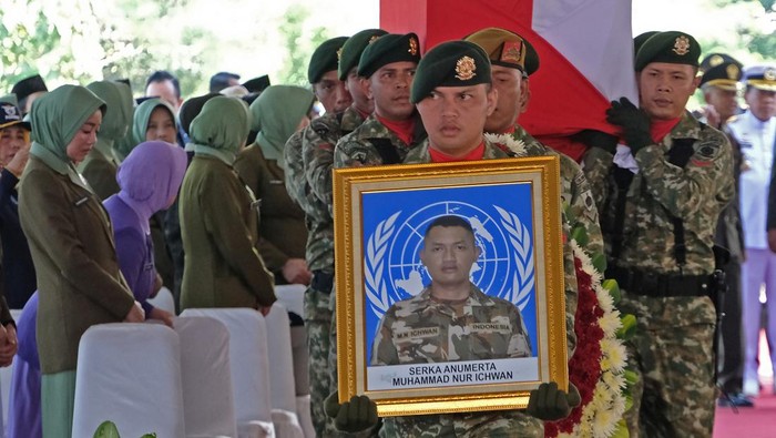 Sejumlah prajurit TNI mengusung peti jenazah Sersan Kepala (Anumerta) Muhammad Nur Ichwan saat upacara pemakaman di Taman Makam Pahlawan Giri Dharmoloyo II, Magelang, Jawa Tengah, Minggu (5/4/2026). Sersan Kepala (Anumerta) Muhammad Nur Ichwan merupa