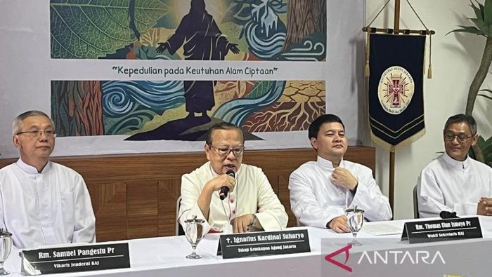 Uskup Keuskupan Agung Jakarta Ignatius Kardinal Suharyo memimpin konferensi pers perayaan Paskah di Gereja Katedral, Jakarta, Minggu (5/4/2026). ANTARA/Asep Firmansyah