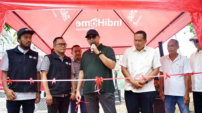Wakil Ketua Komisi VI DPR RI Andre Rosiade meresmikan operasional Base Transceiver Station (BTS) Telkomsel di Desa Kajai, Kecamatan Pariaman Timur, Kota Pariaman. (dok istimewa)