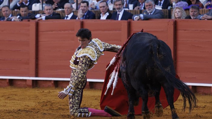 SEVILLE, SPAIN - APRIL 5: Peruvian matador Roca Rey performs a pass to a bull during a bullfight in Seville on April 5, 2026 in Seville, Spain. Today, Easter Sunday, is the first day of the bullfighting season at La Maestranza bullring. (Photo by Marcelo del Pozo/Getty Images)