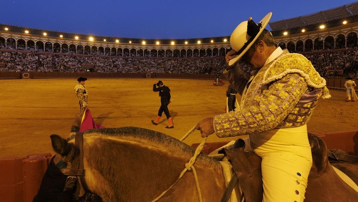 SEVILLE, SPAIN - APRIL 5: Peruvian matador Roca Rey performs a pass to a bull during a bullfight in Seville on April 5, 2026 in Seville, Spain. Today, Easter Sunday, is the first day of the bullfighting season at La Maestranza bullring. (Photo by Marcelo del Pozo/Getty Images)