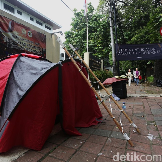 Aksi Tandu Demokrasi, Aktivis Tuntut Pengusutan Kasus Andrie Yunus