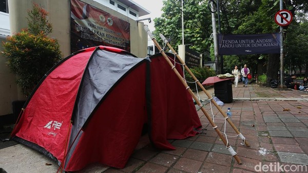 Aksi Tandu Demokrasi, Aktivis Tuntut Pengusutan Kasus Andrie Yunus