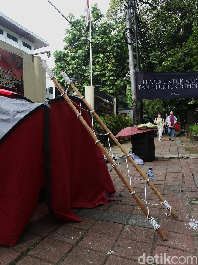 Aksi Tandu Demokrasi, Aktivis Tuntut Pengusutan Kasus Andrie Yunus