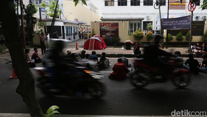 Aktivis menggelar aksi teatrikal di depan Komnas HAM, Jakarta, Senin (6/4/2026).