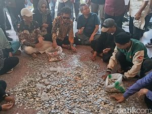 Petambak Indramayu Bawa 3 Karung Uang Koin ke Bupati Lucky Hakim