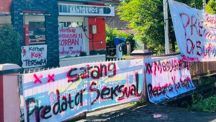 Aliansi Pemuda dan Mahasiswa menggelar aksi  di depan Kantor Pos Pagar Alam