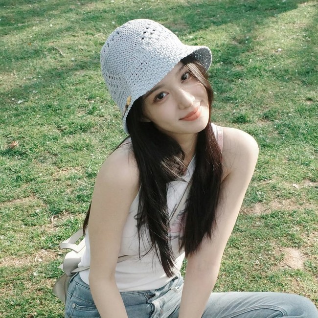 Wang Churan menjadi sorotan utama berkat aura segar yang ia pancarkan dalam berbagai kesempatan. Tanpa riasan tebal, struktur wajahnya yang tegas dan proporsional tetap terlihat memikat. Banyak netizen menilai bahwa kecantikannya justru semakin menonjol ketika tampil sederhana. Foto: Dok. Instagram