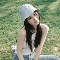 Wang Churan menjadi sorotan utama berkat aura segar yang ia pancarkan dalam berbagai kesempatan. Tanpa riasan tebal, struktur wajahnya yang tegas dan proporsional tetap terlihat memikat. Banyak netizen menilai bahwa kecantikannya justru semakin menonjol ketika tampil sederhana. Foto: Dok. Instagram